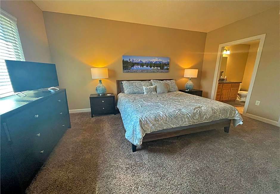 Deluxe Downtown Condo Close to Everything!