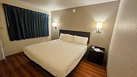 King Room with Roll-in Shower - Disability Access - Non-Smoking