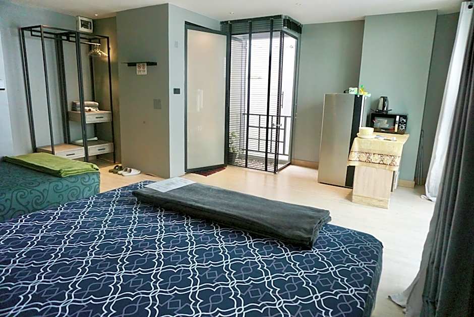 Hash Apartment Silom Soi 3 triple room