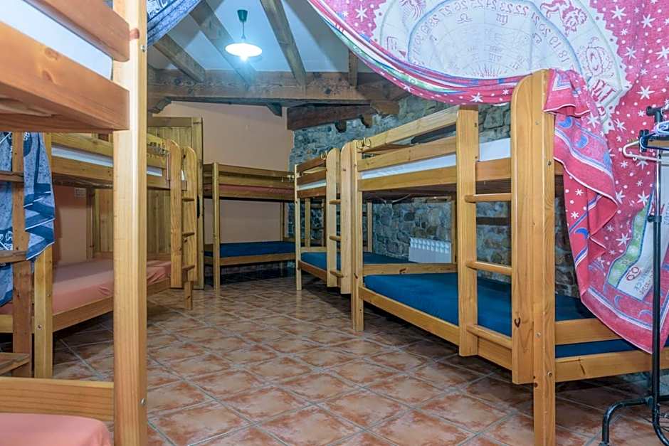 Conjunto Rural la Tejedora. Albergue y estudios familiares.