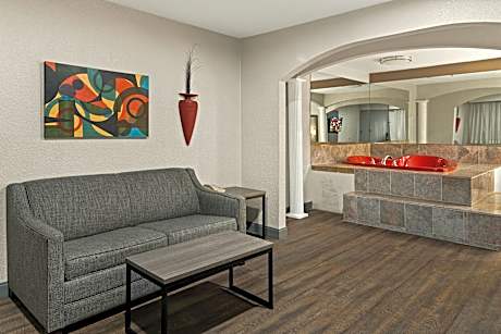 Suite King with Jetted Tub Non-Smoking