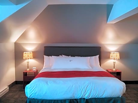 King Suite with Lake View