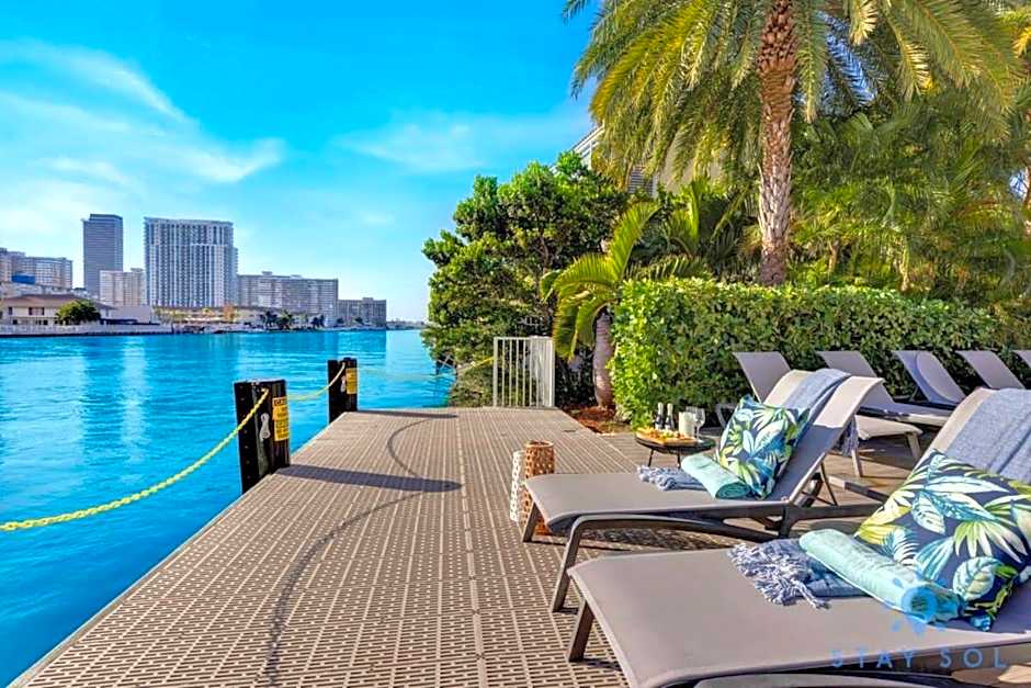 Spectacular View wBalcony Pool