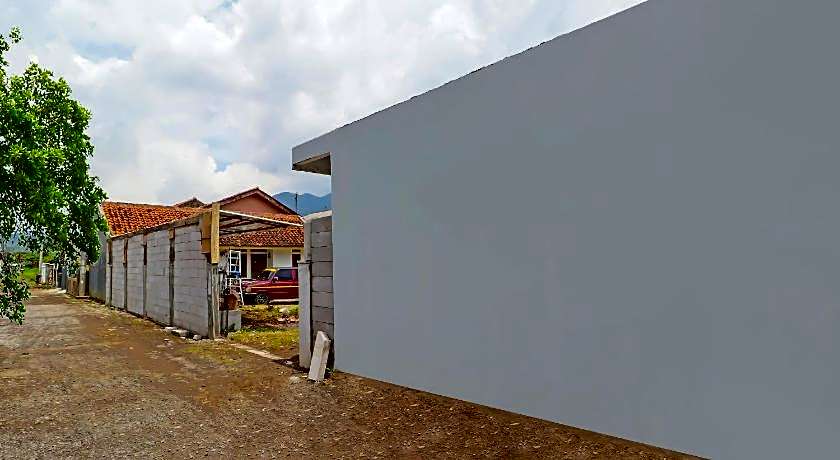 OYO 90809 Homestay Black Pink Merah Jambu Syariah