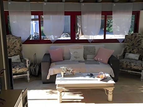 Gîte-Comfort-Ensuite-Pool View