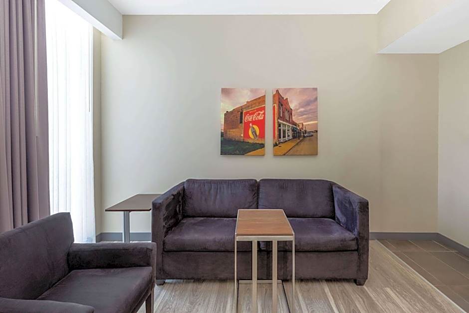 La Quinta Inn & Suites by Wyndham Tulsa Downtown - Route 66