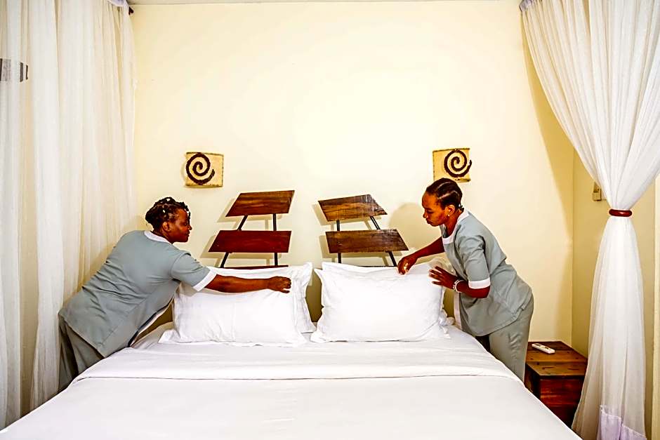 Weru Weru River Lodge