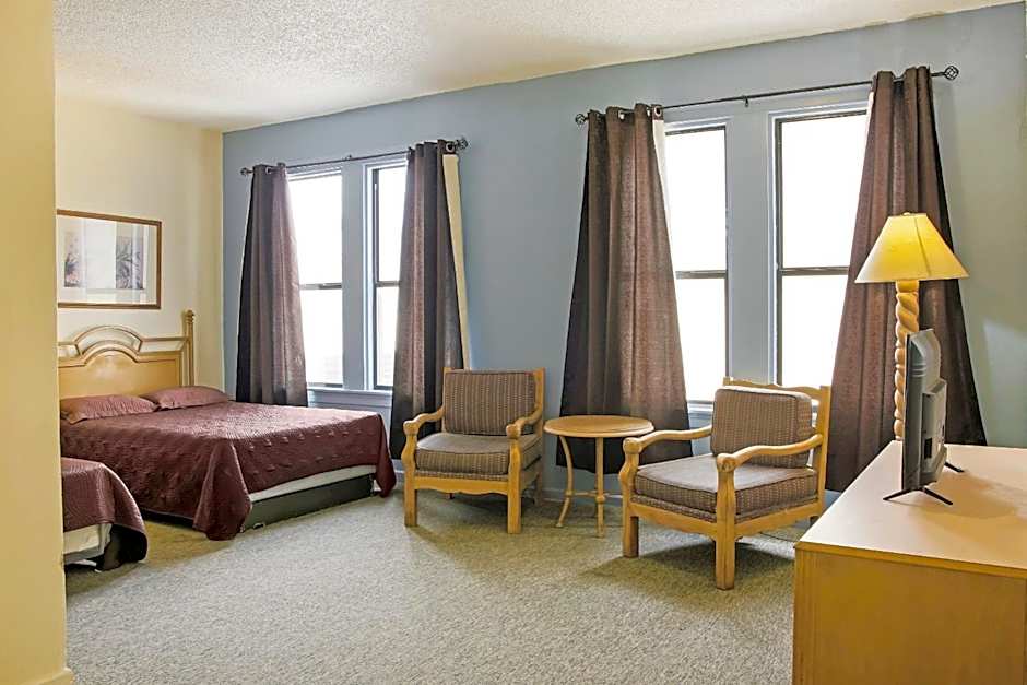OYO Cameron Historic Hotel Brownsville I-69E
