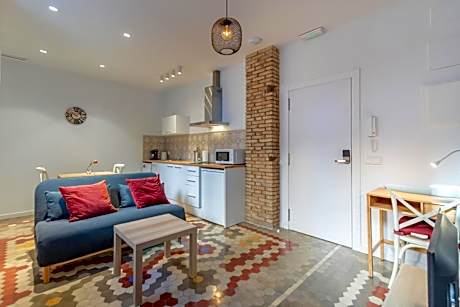 Apt with Antique Floor & lots of Sun Light