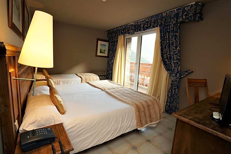 Photo 1 of 6 of Triple Room