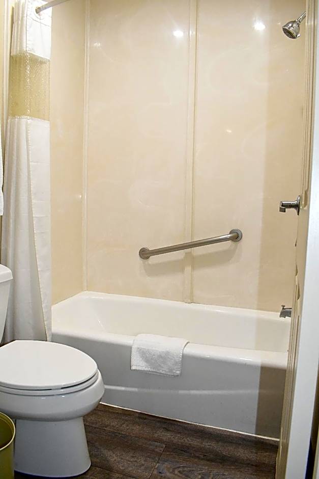 Travelodge by Wyndham Long Beach Convention Center