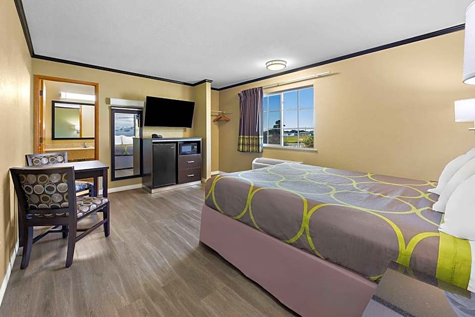 Super 8 by Wyndham Crescent City