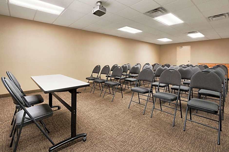 Days Inn & Suites by Wyndham Cochrane