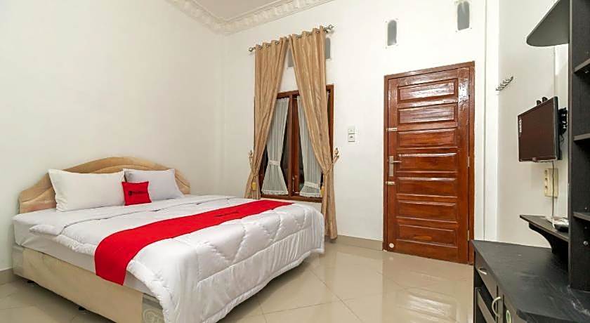 RedDoorz Syariah near Universitas Putra Indonesia Padang