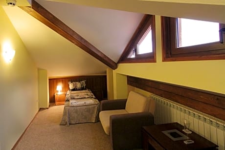 Family Room Attic (2 Adults + 1 Child) - Free SPA Access