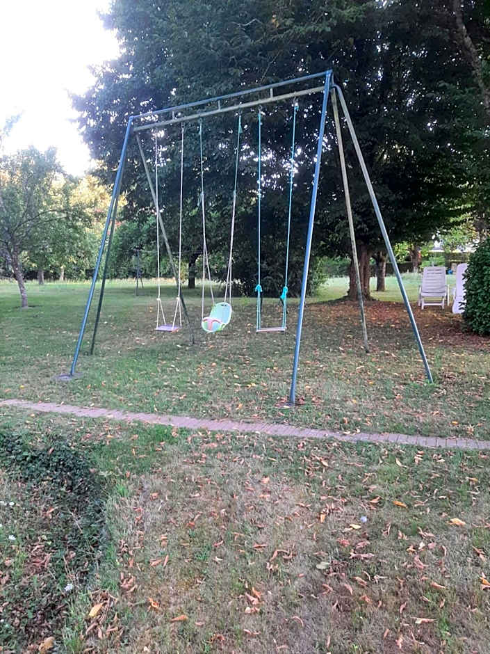 A la Volette, chambres d'hôtes, 2 à 6 personnes, linge et petit déjeuner inclus, jeux-cabanes pour enfants,