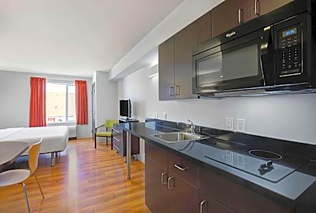 Deluxe King Room - Non-Smoking