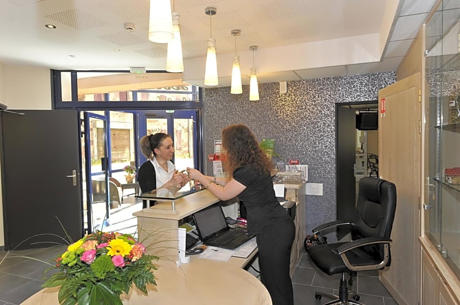 Logis Hôtel Restaurant Les 2 Rives - A75, en bordure de rivière