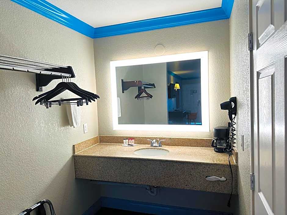 Casa Blanca Hotel & Suites Orange SR-55 Freeway, Near Honda Center, Chapman University, Disneyland