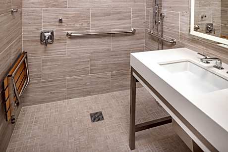 1 Bedroom Penthouse Hearing Acc Roll In Shwr