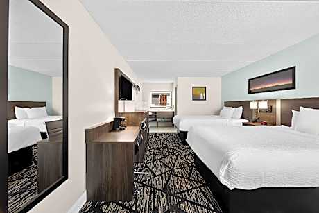 Quadruple Room with Two Queen Beds - Non Smoking/Exterior Hall