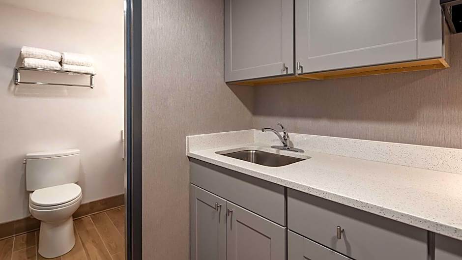 Best Western Plus Portsmouth Hotel and Suites