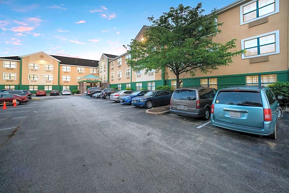 HomeTowne Studios by Red Roof St. Louis - Airport/ N Lindbergh