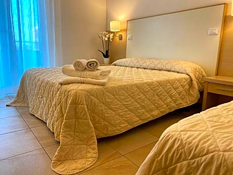 Standard Triple Room with Lateral Sea View