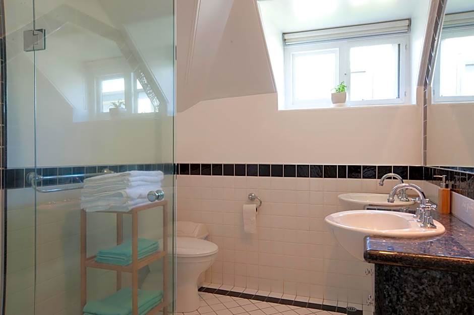 Lowena Cafe and Accommodation