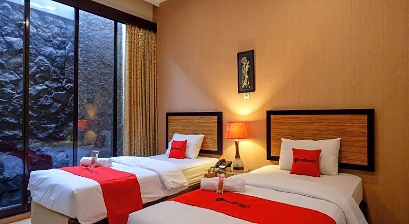 RedDoorz Plus near Amplaz Yogyakarta