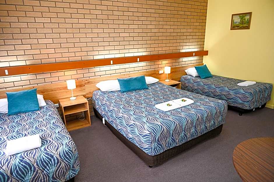Holbrook Town Centre Motor Inn