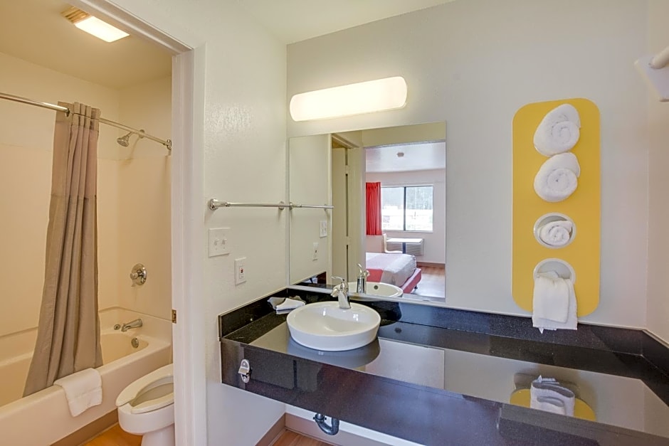 Motel 6-Columbus, OH - West