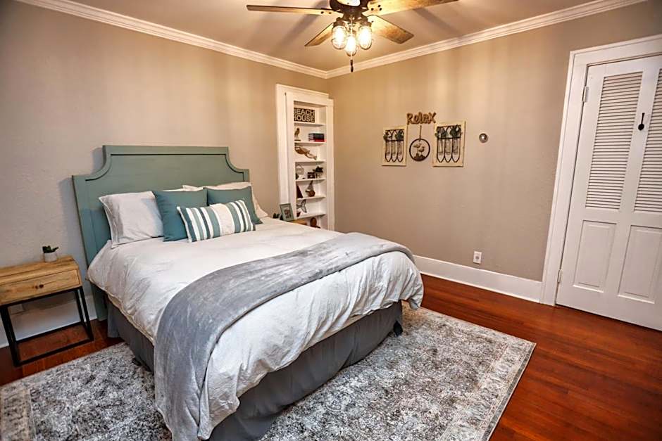 Historic Home Family Friendly Close to Seawall