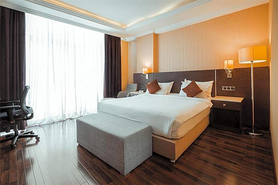 Photo 1 of 6 of Deluxe 1 King Bed