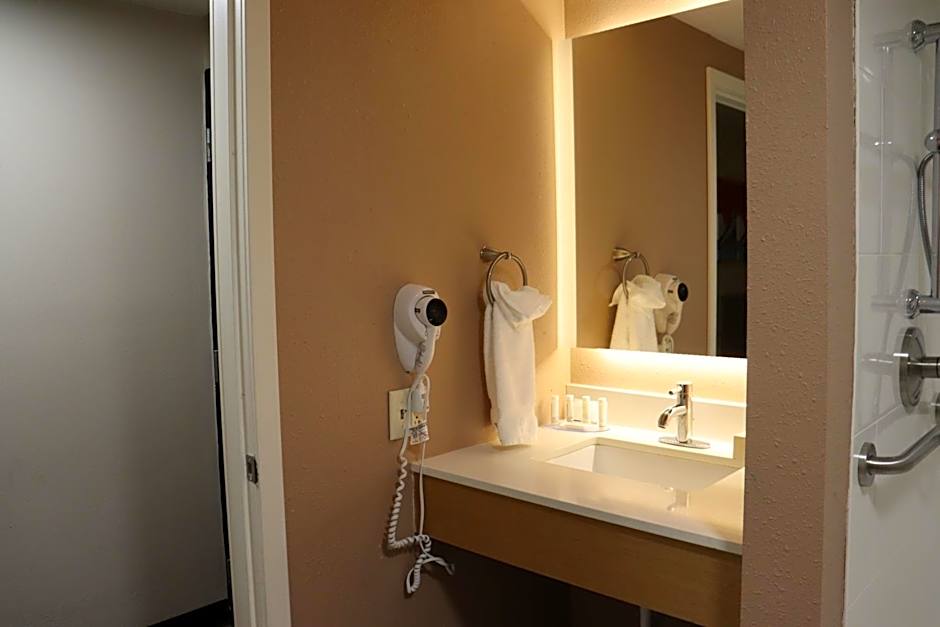 Clarion Hotel & Conference Center Lansing West