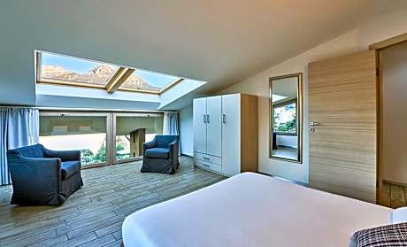Deluxe Four-Bedroom Apartment - Split Level