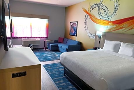 Deluxe King Room with Bath Tub - Mobility/Hearing Accessible - Non-Smoking