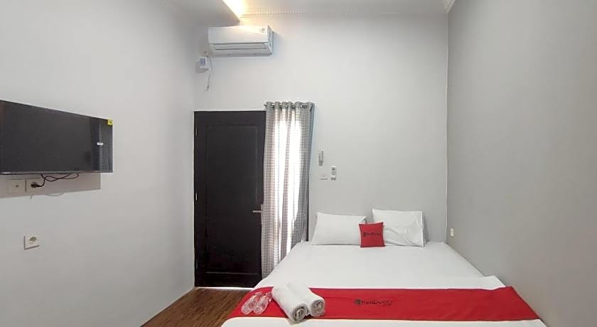 RedDoorz near Graha Saba Buana 2