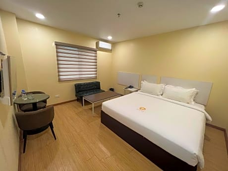 Deluxe Suite - Non-Smoking