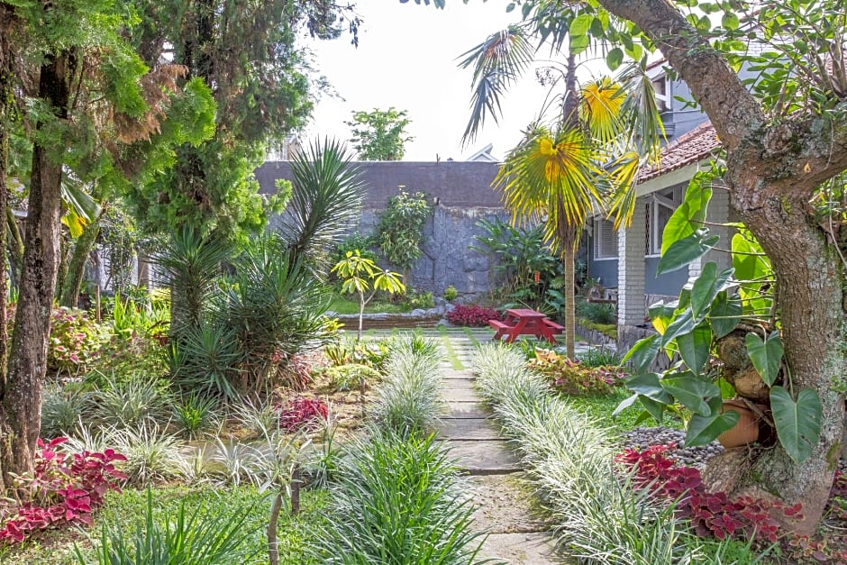 RedDoorz Plus @ Otista Garut