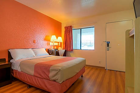 1 Queen Bed |