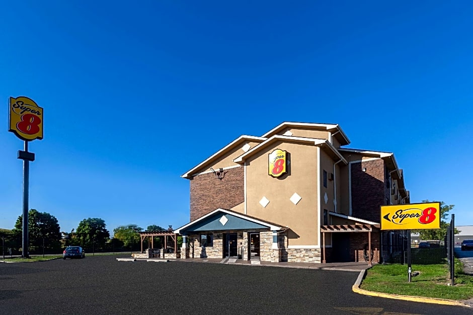 Super 8 by Wyndham Roseville/Detroit Area