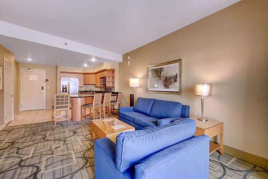 Ultimate Las Vegas Getaway One Bedroom Suite with Balcony, Kitchen, Gym, Pool & Free Parking