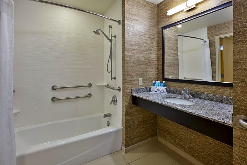 Holiday Inn Express & Suites Geneva Finger Lakes By IHG