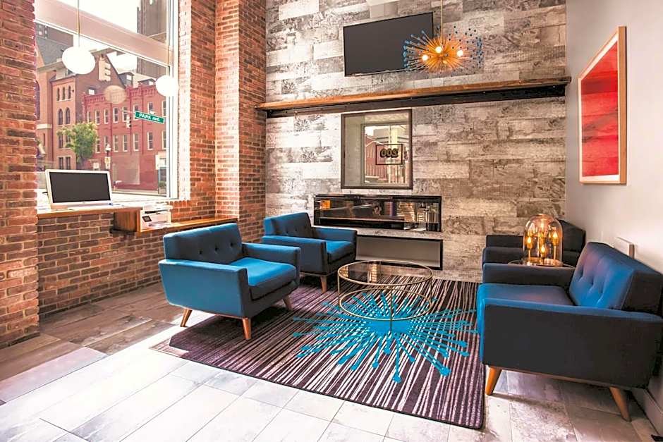 La Quinta Inn & Suites by Wyndham Baltimore Downtown