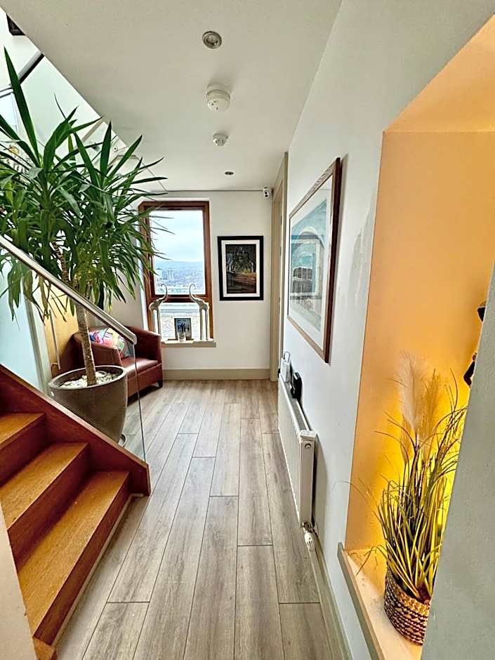 James Clow Bed & Breakfast & Apartments