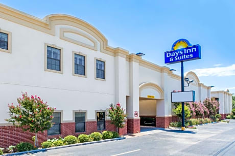 Days Inn & Suites by Wyndham Big Spring
