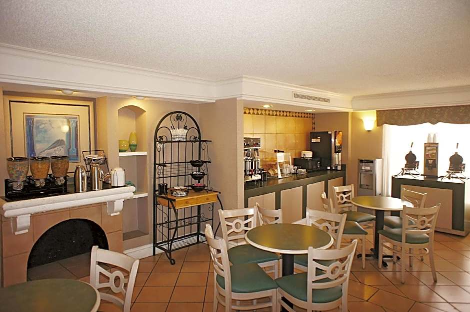 La Quinta Inn & Suites by Wyndham Kansas City Lenexa