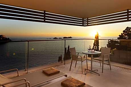 Special Offer - Superior Sea View Room with Balcony and Half day Private Boat Tour