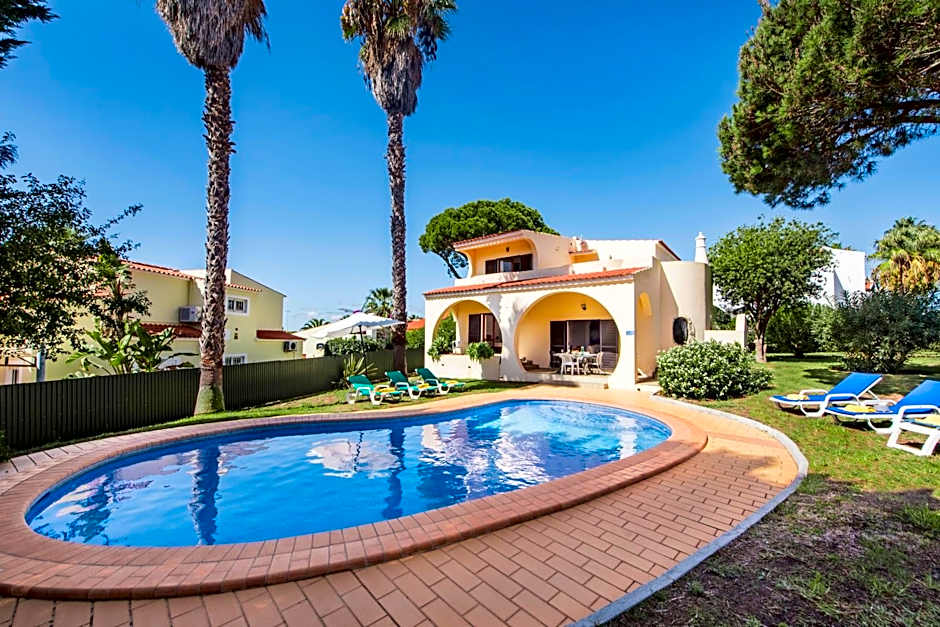 Exclusive Retreat in Vilamoura, private pool, off-street parking, Free AC wifi